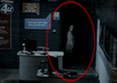 Fantasma es captado por cámaras de seguridad de tienda de telefonía