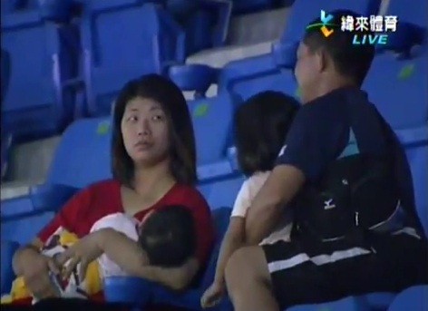 Video: Padre soltó a su hija por agarrar pelota de béisbol