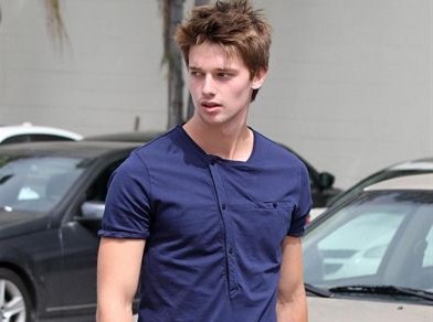 Patrick Schwarzenegger multado por conducir a alta velocidad