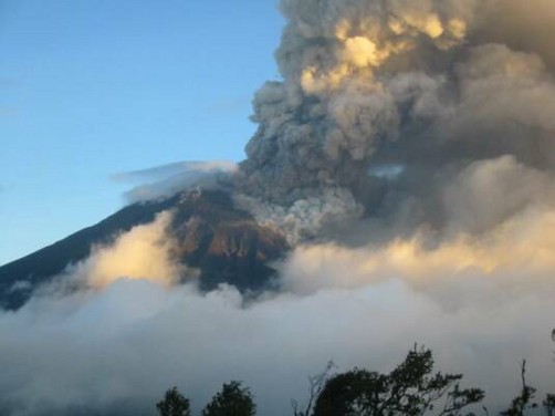 Ecuador: Evacúan a 25 mil personas ante amenaza del volcán Tungurahua (Video)