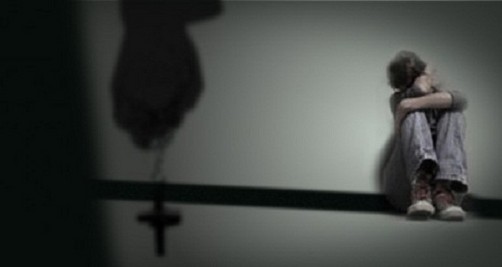 Sacerdote cercano al Papa es acusado de tener relaciones sexuales con menores de edad