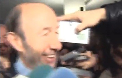 Alfredo Rubalcaba es golpeado por periodista con radiograbadora (Video)