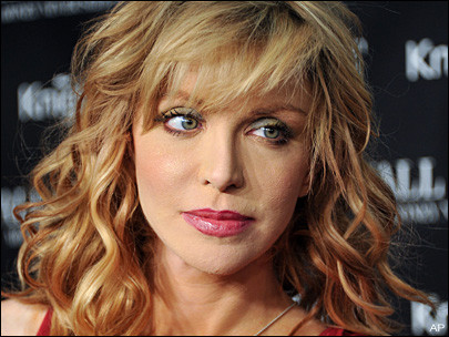 Courtney Love ayuda a Lindsay Lohan a superar sus adicciones