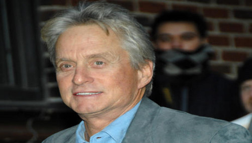 Michael Douglas captado fumando tras recuperarse de cáncer