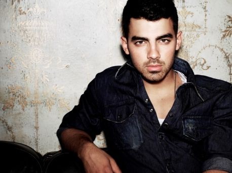 Joe Jonas quiere cantar con Shakira