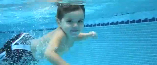 Video: niño de 2 años nada en piscina olímpica