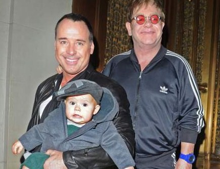 Elton John pasea con su familia por Nueva York