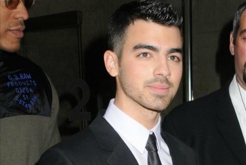 Joe Jonas apoya a la fundación de Elton John