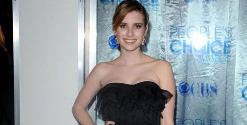 Emma Roberts se esconde detrás de su cartera