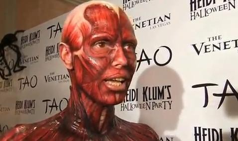 Heidi Klum asusta con su disfraz de Halloween (video)