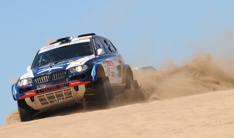 Bandera peruana flamea en el Dakar