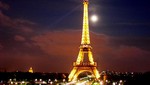 La Torre Eiffel fue impactada por un 'sorprendente' rayo