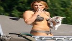 Miley Cyrus fumando en traje de baño