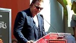 Mickey Rourke conmovido tras dejar sus huellas en el Paseo de la Fama