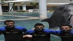 Futbolistas del FC Barcelona juegan con delfines