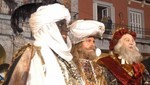 Reyes Magos recorren calles españolas repartiendo caramelos