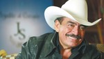 Joan Sebastian cae del caballo durante su show