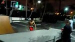 Justin Bieber se quita la camisa para practicar skateboards (Video)