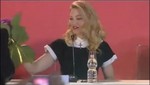 Video: Madonna rechaza regalo de un fan