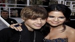 Justin Bieber y Selena Gomez se lucen enamorados en los Teen Choice