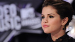 Selena Gómez se hace su primer tatuaje (video)