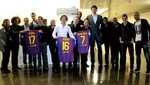 David Bisbal recibe regalo de los jugadores del Barca