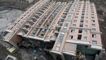 China: Cae edificio de 13 pisos y queda intacto (Fotos)