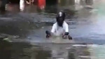 Video: hombre se traslada en motocicleta bajo el agua