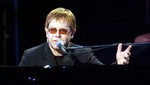 Elton John sigue en la lucha contra el SIDA