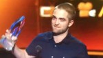 Robert Pattinson luce nuevo look en los People Choice Awards 2012 (video)