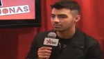 Joe Jonas recibe un facetime de Selena en una entrevista