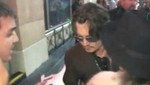 Johnny Depp se cae de borracho a la salida de un pub (video)