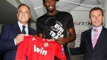 Usain Bolt posó con camiseta roja que lucirá el Real Madrid