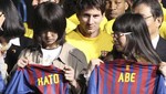 El Barça regala camisetas a niños en Japón