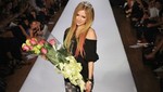 Avril Lavigne se expresa a través de su esmalte de uñas