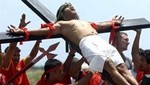 Fieles se crucifican por Viernes Santo en Filipinas