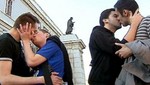 Gays y lesbianas se besan frente a catedral en 'Domingo Santo'
