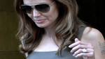 Angelina Jolie luce su anillo de compromiso
