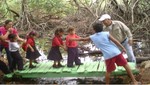 Niños, puentes de madera y Parque Comunal