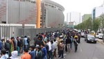 Hinchas realizan largas colas para comprar su entrada para el Perú vs. Colombia