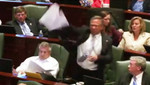 [VIDEO] Político se enfada y tira papeles por los aires en pleno debate