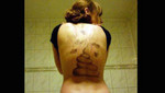 Hombre le tatúa excremento a su novia en venganza por infidelidad