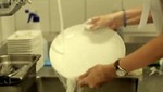 [VIDEO]Lava los platos y no pagas la cuenta