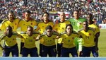 Hinchas de la Selección colombiana esperansu arribo en el aeropuerto Internacional Jorge Chávez