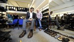Hombre más alto del mundo fue a una zapatería para adquirir calzado número 62