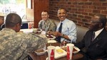 El presidente Barack Obama se fue de un restaurante sin pagar la cuenta