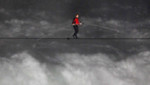 [FOTOS] Hombre camina sobre una cuerda floja en las Cataratas del Niágara