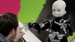 [VIDEO]: Conozca al androide que aprende a hablar como si fuera un niño