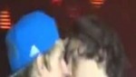 [VIDEO]One Direction: Cantantes Harry Styles y Niall Noran podrían haberse besado en público