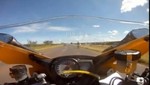 [VIDEO] Serpiente sale del motor de una moto en pleno movimiento